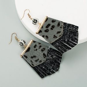 🐆 Black and Grey Leopard Print Hook Earrings